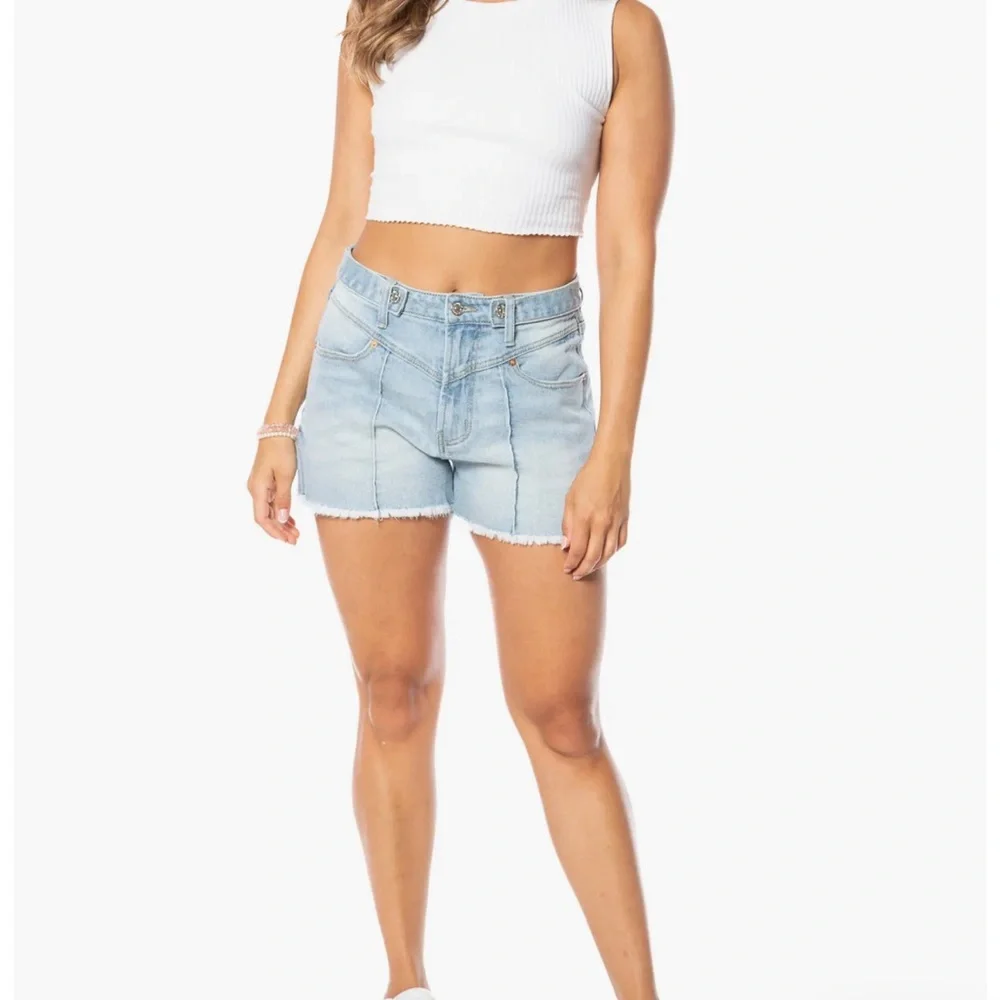 Juicy couture V-FRONT SHORTS WITH RAW HEM. Juicy couture jean shorts light wash